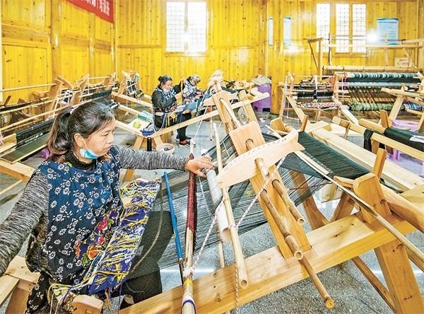 秀山土家族苗族自治縣清溪場鎮(zhèn)大寨村，土家織錦非遺工坊內(nèi)，繡娘正在加緊生產(chǎn)土家織錦。